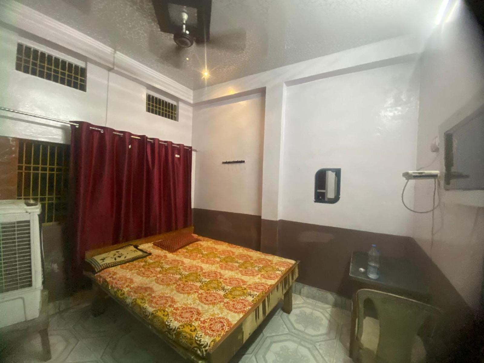 Hotel Yatri Niwas พาราณสี ภายนอก รูปภาพ