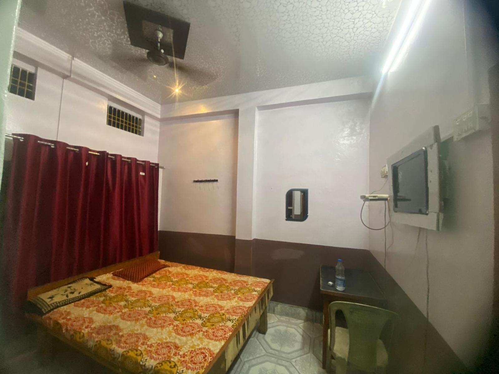 Hotel Yatri Niwas พาราณสี ภายนอก รูปภาพ